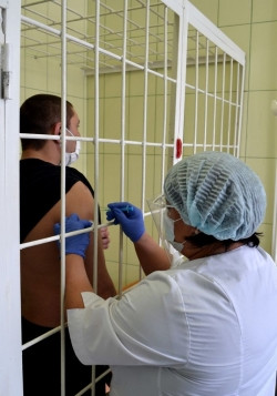 Никто не хочет болеть за решёткой. Заключённые Верхнеуральской тюрьмы привились от COVID-19