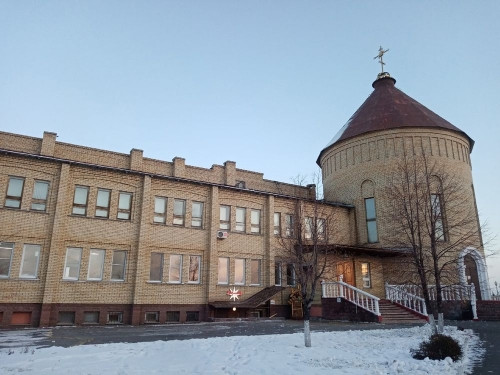 Пекут под молитвы. Рядом с магнитогорским храмом открылась булочная Пекут под молитвы. Рядом с магнитогорским храмом открылась булочная