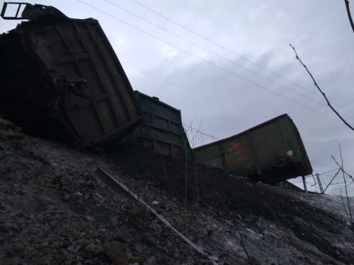 Сработка тормозов. В Челябинской области в результате ЧП разбросало 17 вагонов с углем
