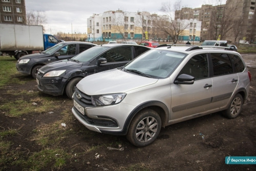 Более тысячи протоколов за год! В Магнитогорске любителям парковаться на газонах выписали штрафов на 1,17 млн рублей