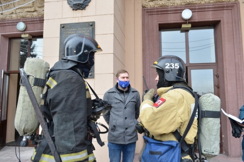 Не дали погибнуть в дыму. Магнитогорские пожарные провели учения в МГТУ