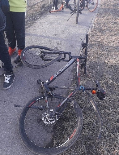В Магнитогорске водитель на полном ходу сбил велосипедиста. В соцсетях появилось видео жуткого ДТП