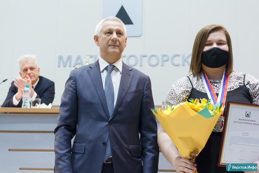 Учатся сегодня верстов инфо в магнитогорске. Мэрия Магнитогорска 2020. Мини мэрия магнитогорсканкрафт. Магнитогорская мэрия вечер. Новости Магнитогорска на сегодня Верстов.