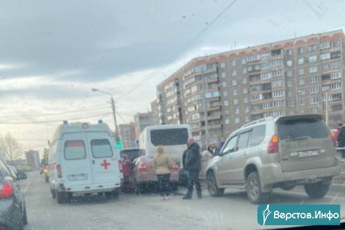 Жуткая авария на улице 50-летия Магнитки. Легковушка залетела под автобус