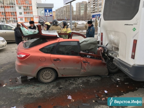 Жуткая авария на улице 50-летия Магнитки. Легковушка залетела под автобус