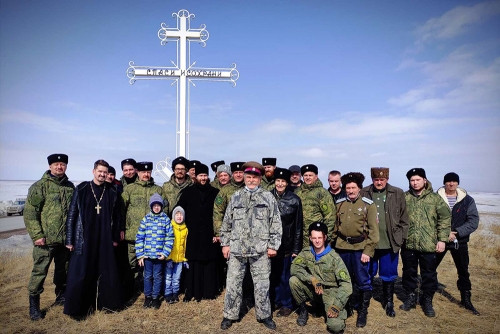 По благословению епархии. На выезде из Магнитогорска освятили вновь установленный поклонный крест