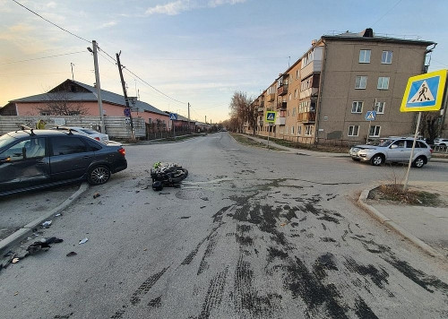 В Магнитогорске пьяный мотоциклист угодил в жёсткое ДТП. Его не пропустила автоледи на «Гранте»