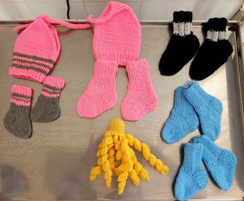 Осьминожки для новорождённого. Вязаные шапочки, носочки и игрушки от магнитогорских волонтёров помогают в выхаживании младенцев