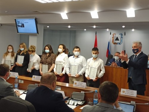 За работу в условиях пандемии COVID-19. Магнитогорские депутаты отметили студентов медколледжа