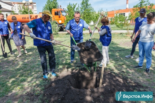 15 крупномеров. Общественники высадили новые деревья в сквере Памяти первостроителей Магнитки