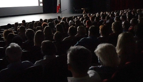 При полном зале. В магнитогорской «драме» состоялась премьера фильма о театре