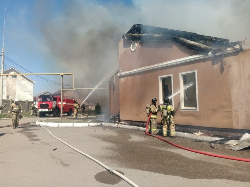 Столб дыма был виден издалека. В магнитогорском посёлке вспыхнуло административное здание