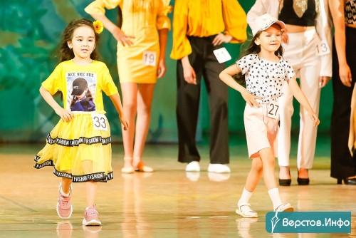 Играют в куклы и мечтают спасать животных. 34 участницы боролись за победу на конкурсе «Маленькая красавица Магнитки»