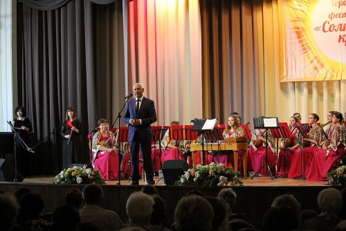 На одной сцене с профессионалами. В Магнитогорске юные музыканты выступили с оркестром «Калинушка»