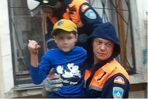 Понадобилась помощь спасателей. В Магнитогорске рука 10-летнего мальчика застряла в оконной решётке