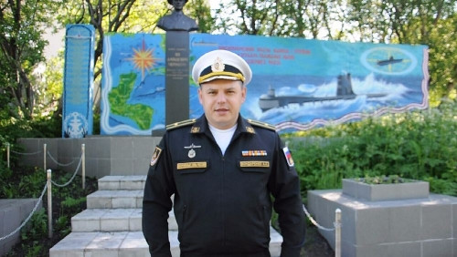 Флотского здоровья! Жителей Магнитогорска поздравили моряки-подводники с подшефной субмарины