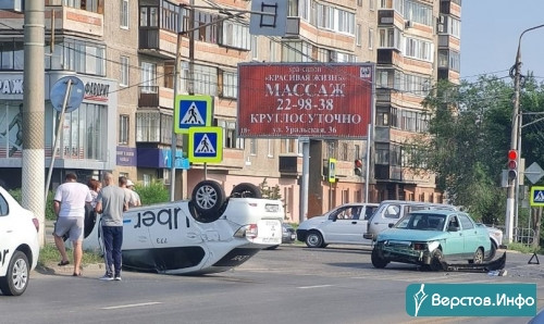 Гнал на красный. В Магнитогорске 20-летний таксист устроил на перекрёстке ДТП с переворотом