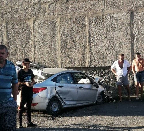 29-летний водитель в больнице. «Хендэ» после аварии с ВАЗом врезался в стену многоэтажки