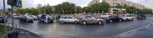 «Семь вагонов» в «паровозике». Несколько машин попали в ДТП в центре Магнитогорска