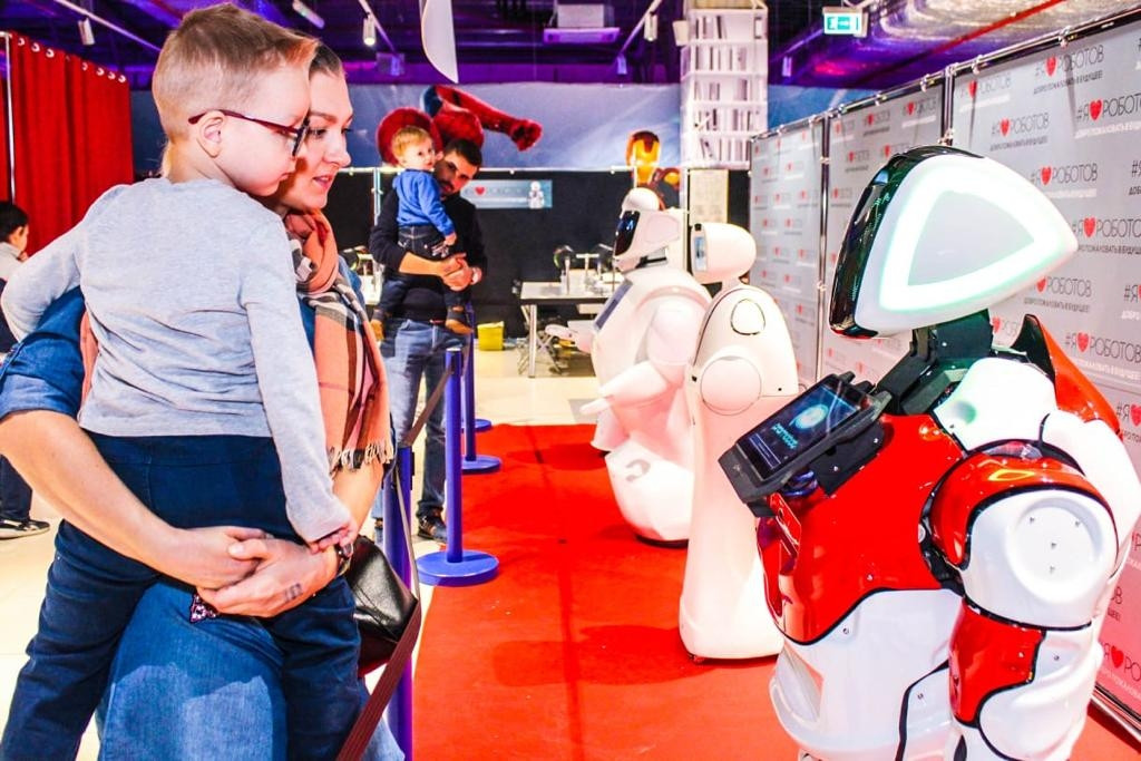 Роботы в зеленопарке. Выставка роботов Оренбург Армада. Выставка роботов Магнитогорск Гостиный двор. Выставка роботов. Выставка робот трансформеры.