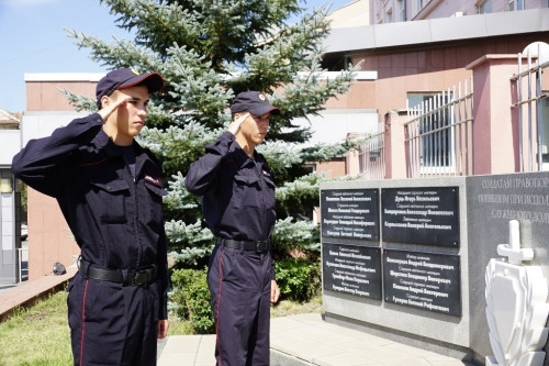 21 новичок. В Магнитогорске молодые полицейские приняли Присягу сотрудника органов внутренних дел