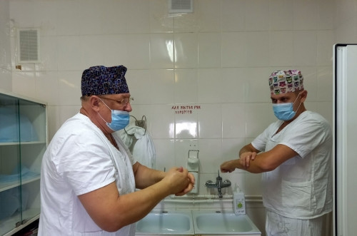 Помогает пациентам и учит коллег. Главный детский хирург региона в течение двух недель работает в Магнитогорске