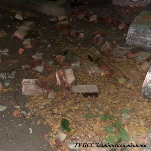 Разгребали кирпичи до ночи. В Магнитогорске на улице Чкалова обрушилась часть жилого дома
