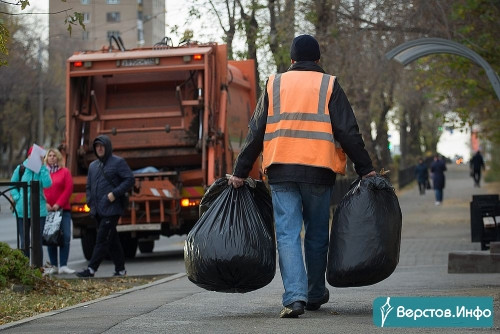 Откуда прилетело? 129 «кубов» бросового мусора собрали дорожники на улицах Магнитогорска за неделю