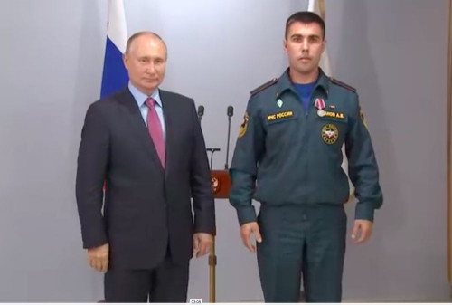 Пожарные, отличившиеся в Джабыке и Запасном, получили награды от Путина. Один из огнеборцев – лично