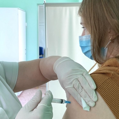 Прививка на работе. Поликлиника профосмотров горбольницы № 2 вакцинирует от COVID-19 предприятия и отдельных горожан