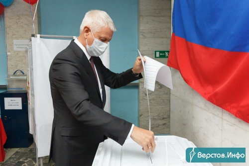 «Выборы в течение трёх дней – это здорово!» Глава Магнитогорска вместе с супругой проголосовал в РЭПе