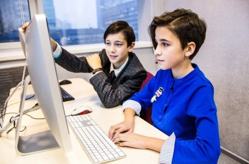 За ними – будущее цифровизации: детей приглашают на пробные уроки в IT-академию