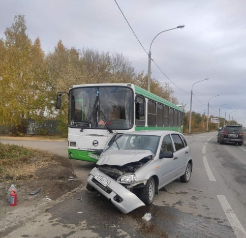 Шла по тротуару. В Магнитогорске 16-летнюю девочку напротив МГТУ сбила неуправляемая машина