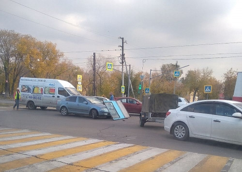 Прямиком на капот машины. В Магнитогорске трамвай потерял дверь после ДТП с иномаркой