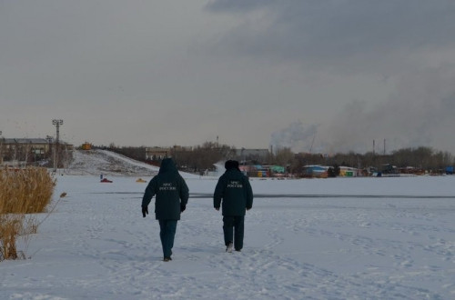 Больше трёх не собираться! В Магнитогорске предупредили рыбаков о штрафах за выход на тонкий лед