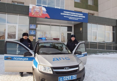 Едва не замёрз на дороге. В Магнитогорске сотрудники ГИБДД оказали помощь дезориентированному мужчине