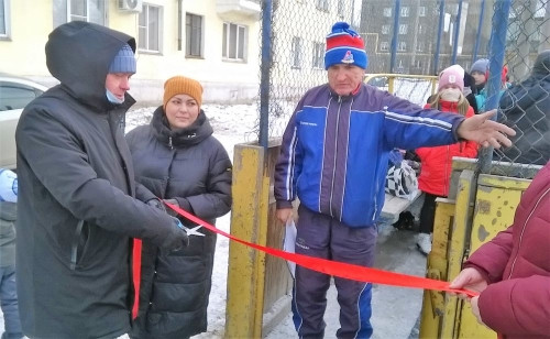 Сезон открыт! В посёлке Железнодорожников открыли лёд для массовых катаний