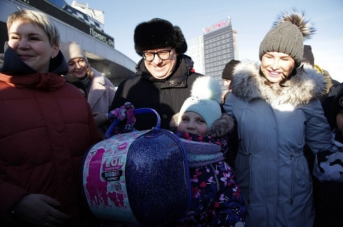 Кукла от губернатора. Алексей Текслер исполнил заветное желание 6-летней Насти из Магнитогорска