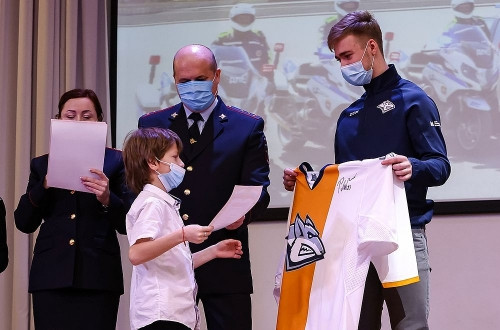 Зачётный сувенир! В Магнитогорске школьникам и детсадовцам подарили майки с автографами хоккеистов «Металлурга»