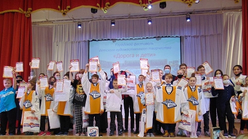 Зачётный сувенир! В Магнитогорске школьникам и детсадовцам подарили майки с автографами хоккеистов «Металлурга»