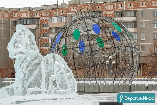 С героями русских сказок. На площади Народных гуляний полным ходом идёт строительство главного ледового городка