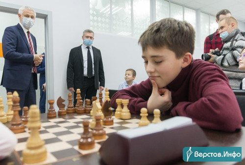 «Важно, чтобы дети были развиты интеллектуально». В Магнитогорске после реконструкции открылся шахматный клуб «Белая ладья»