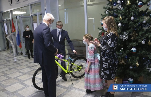 Велик для Миланы. Мэр Магнитогорска подарил школьнице велосипед