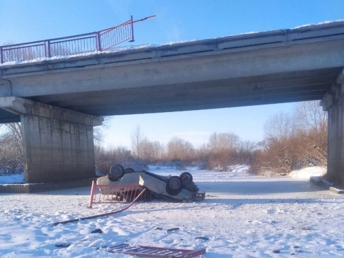 В Агаповском районе автомобиль упал с моста. Погиб водитель из Магнитогорска
