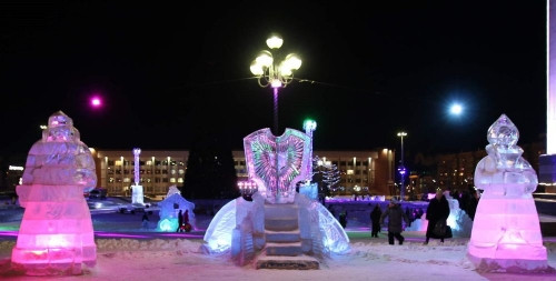 С Дедом Морозом, Снегурочкой и пиротехническим шоу! В Магнитогорске открыли центральный ледовый городок