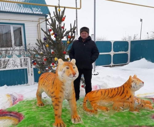 На улице посёлка появились уссурийские тигры. Пожарный из Карталинского района создаёт ледовые скульптуры
