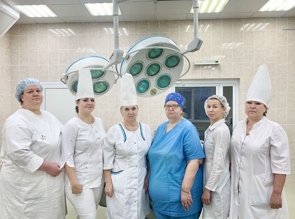 Работа в москве медсестра больницы. Операционные медсестры. С днем операционной медсестры. Медсестра в операционной.