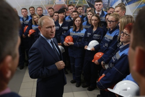 Коллектив «Магнитки» принимает поздравления. Владимир Путин пожелал сотрудникам и ветеранам комбината здоровья и всего самого доброго