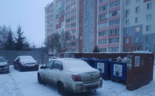 Подъезд к бакам заблокировали автомобилисты. Почему в Магнитогорске не всегда вывозят мусор?