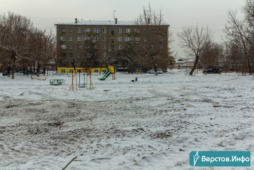 Пригнали технику, срубили деревья. В Магнитогорске на детской площадке посреди жилого квартала затеяли стройку
